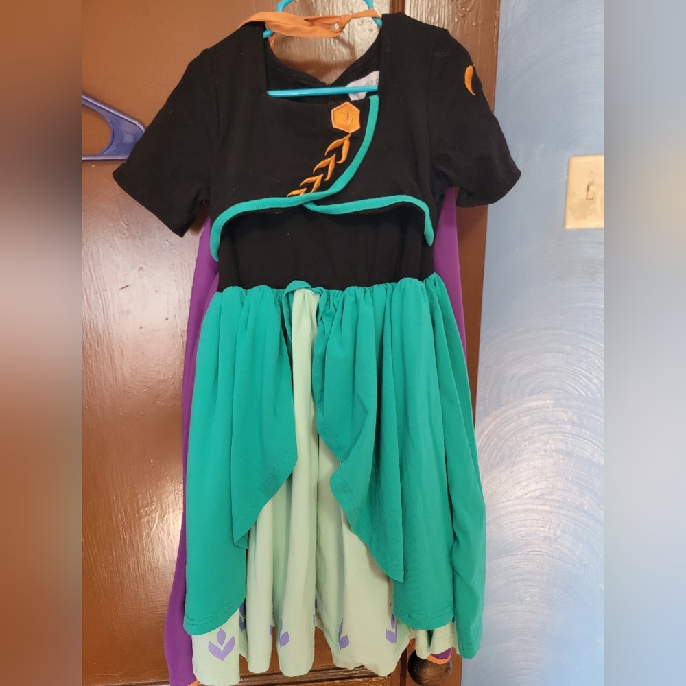 Queen Anna dress and cap size 8